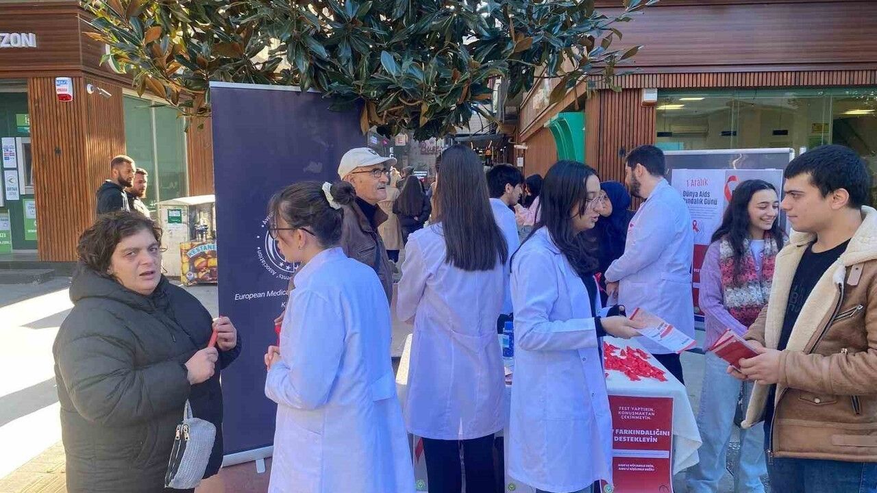 KTÜ Tıp Öğrencileri HIV/AIDS Farkındalığını Artırmak İçin Sahada Bilgilendirme Yaptı