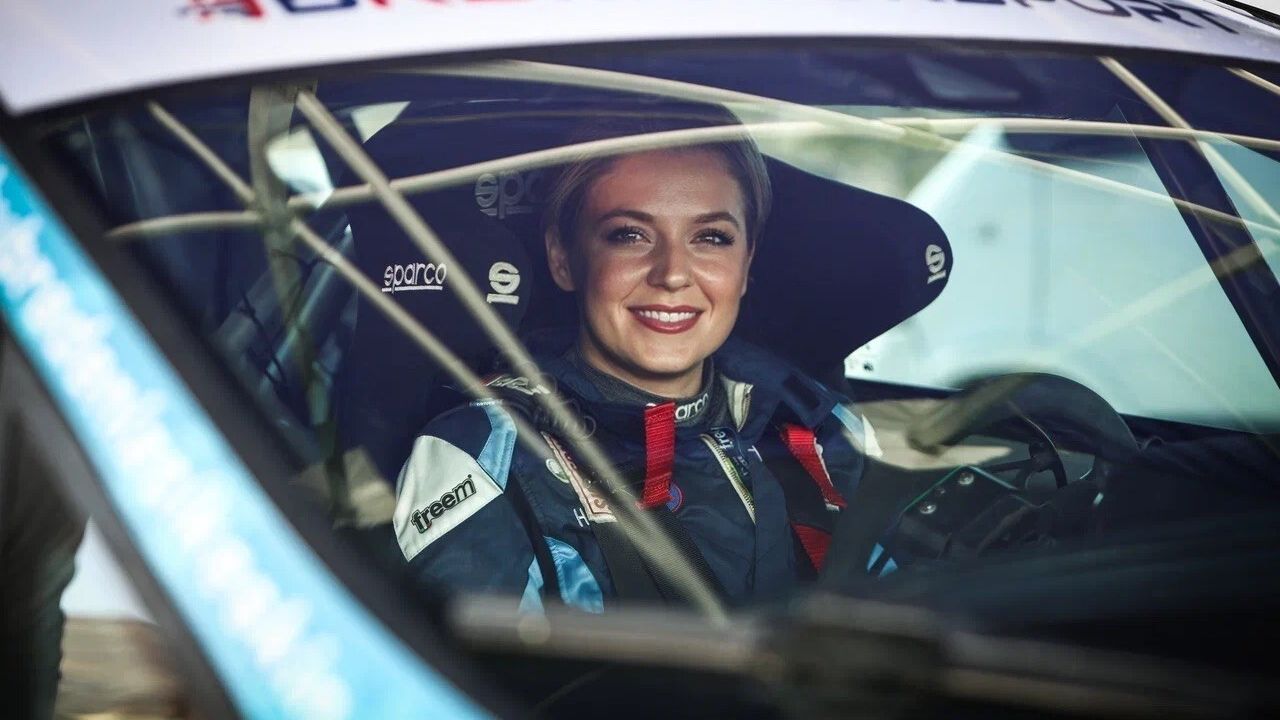 Kübra Denizci Keskin, Kocaeli’de Türkiye Ralli Şampiyonası’nda kategori 5 birincisi oldu