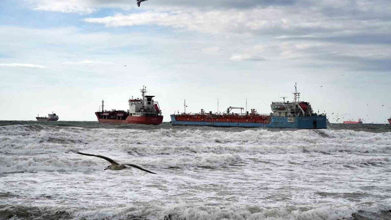 Küçükçekmece açıklarında temas eden iki tankerden Kalbajar kurtarıldı, Alatepe için çalışmalar sürüyor
