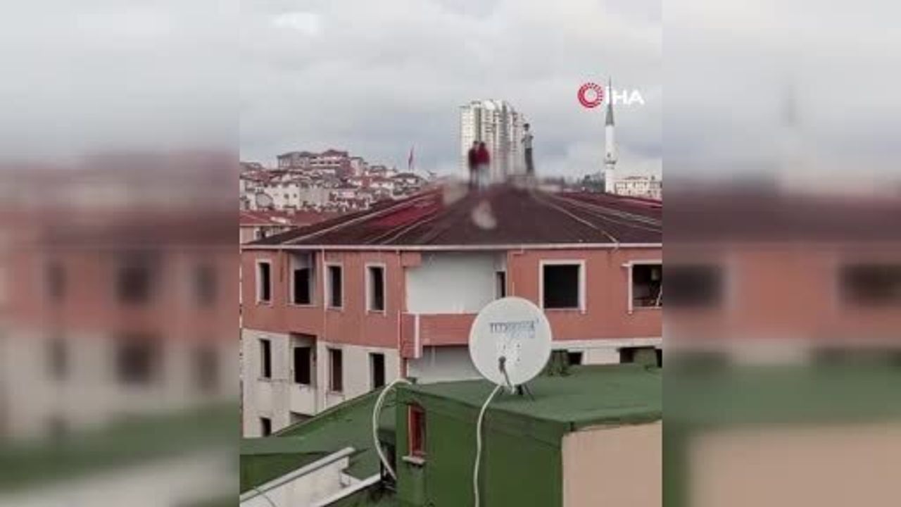 Küçükçekmece’de boş binanın çatısında fotoğraf çeken 3 çocuğun tehlikeli davranışı kamerada