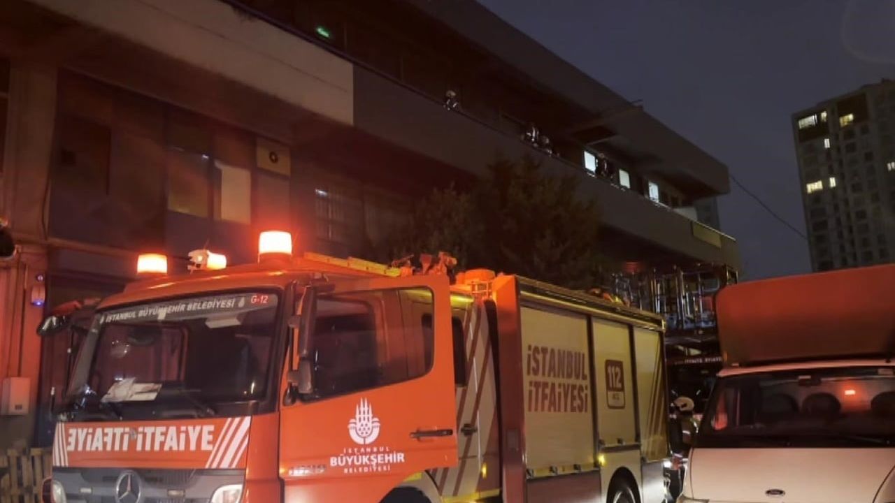 Küçükçekmece'de Marmara Sanayi Sitesi'nde iş yerinin havalandırma bacasında yangın