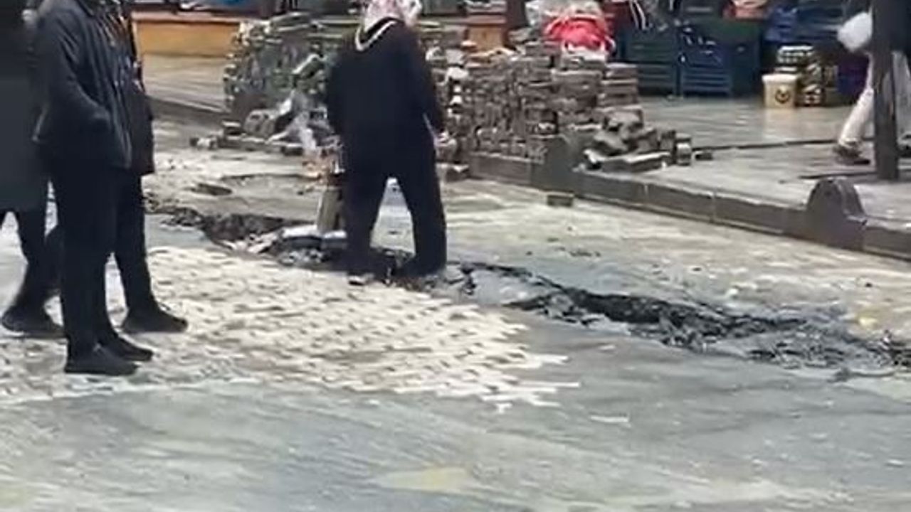 Küçükçekmece'de sağanak sonrası İSKİ çalışma sahasında yol çöktü, iki araç çukura düştü