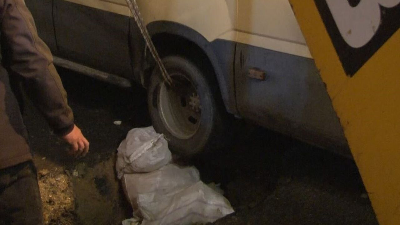 Küçükçekmece'de sağanak sonrası yol çöktü; A/35 nolu minibüs belediye ekiplerince çıkarıldı