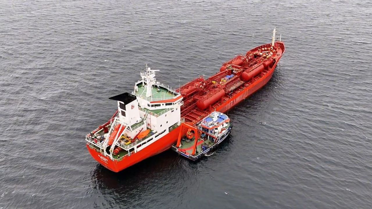 Küçükçekmece Demir Sahası'nda Alatepe Tankeri için Kurtarma ve Hasar Tespit Çalışmaları Yeniden Başladı