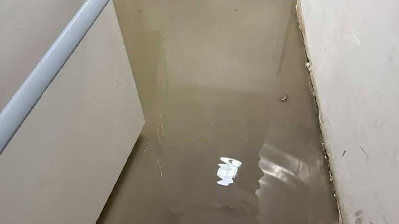 Küçükçekmece İstasyon Mahallesi'nde site otoparkında su birikmesi, itfaiye müdahale ediyor