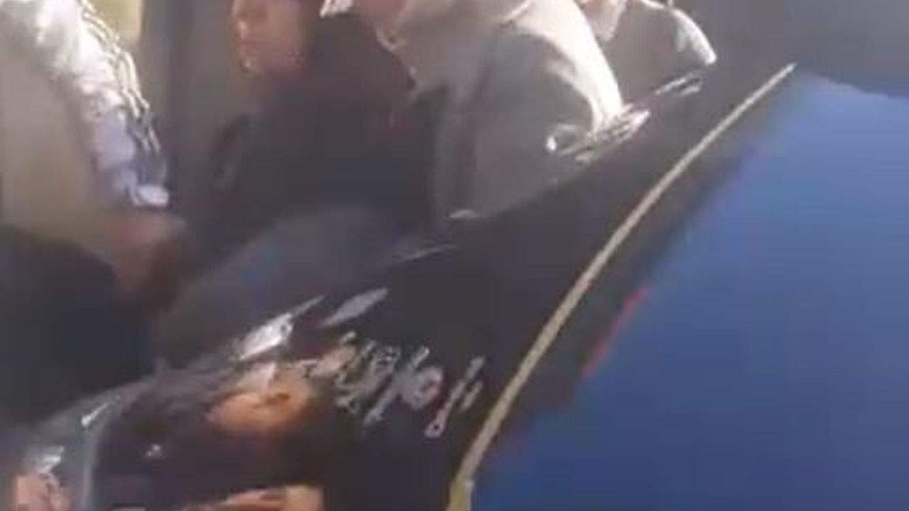 Küçükçekmece Sefaköy'de minibüsten düşen yaşlı kadına vatandaşlar yardım etti