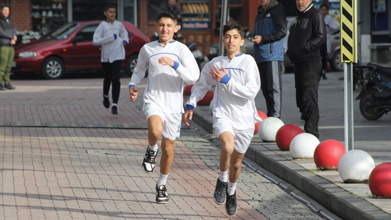 Kula'da Atatürk Kır Koşusu: 6 kategoride öğrenciler yarıştı, okullar genel klasmanda belirlendi