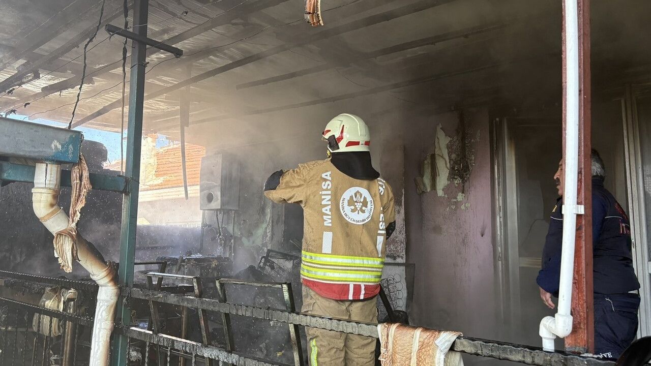 Kula'da müstakil evde çıkan yangın itfaiyenin müdahalesiyle kontrol altına alındı