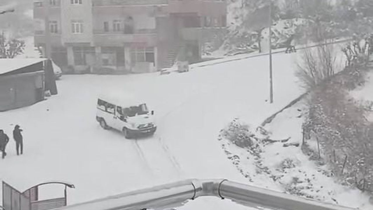 Kulp'ta buzlanma nedeniyle kayan transit, pikap sürücüsünün manevrasıyla çarpışmaktan kurtuldu