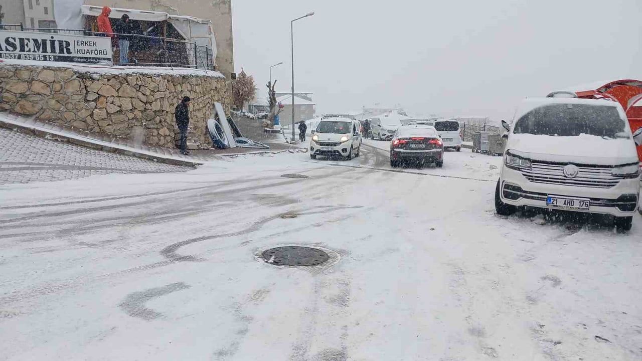 Kulp’ta kar ve gizli buzlanma ulaşımı aksattı, eğitime bir gün ara verildi