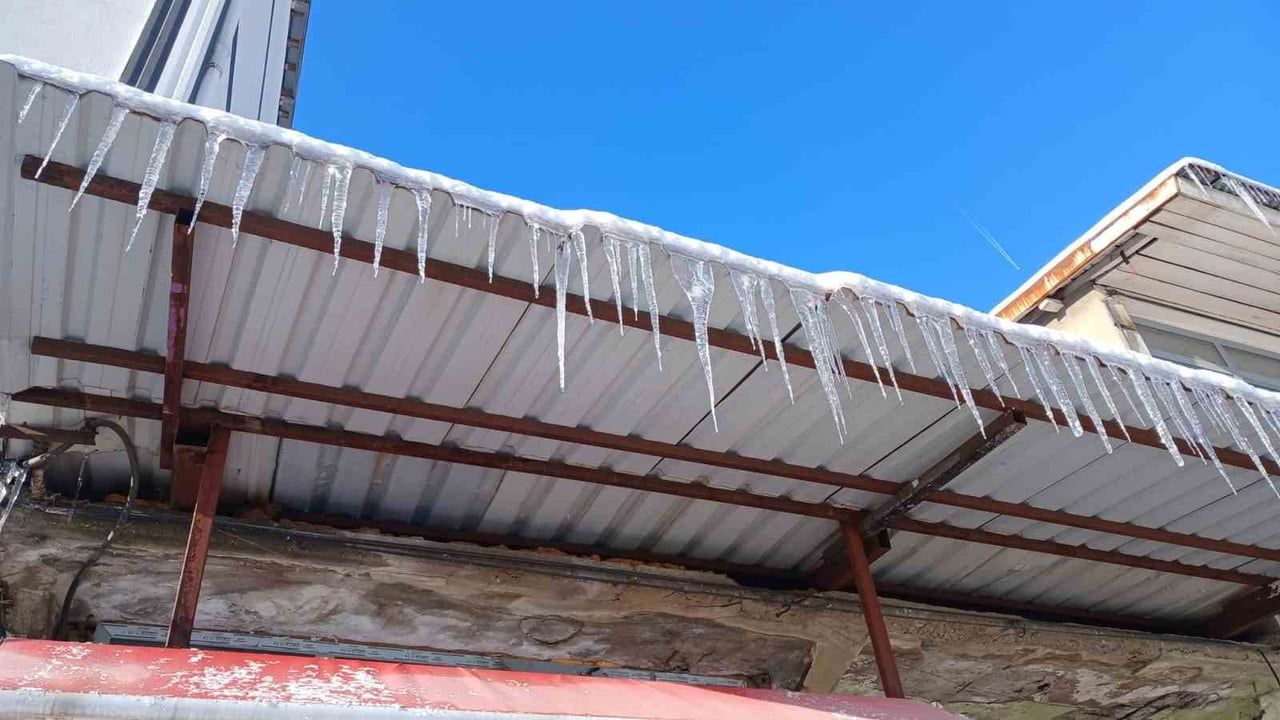 Kulp'ta termometre -15°C'yi gördü: Cadde ve sokaklar buzlandı, ulaşım aksadı