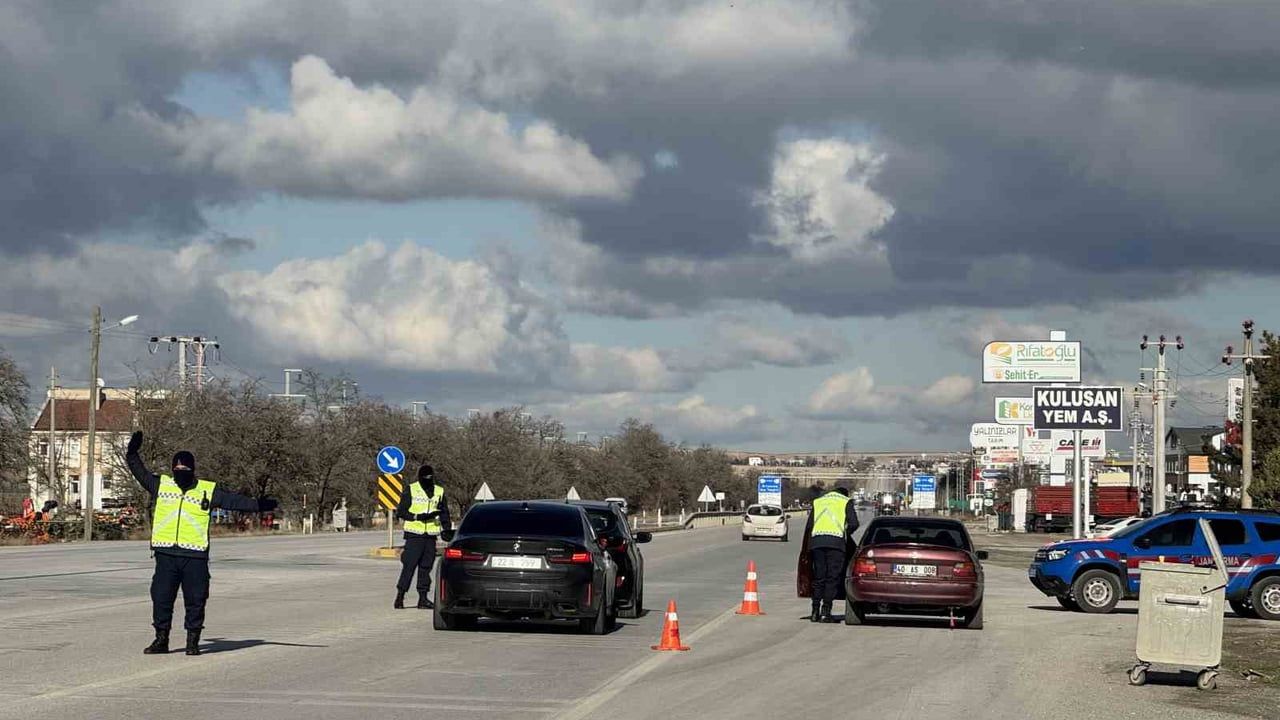Kulu'da yılbaşı öncesi jandarma trafik denetimlerini artırdı