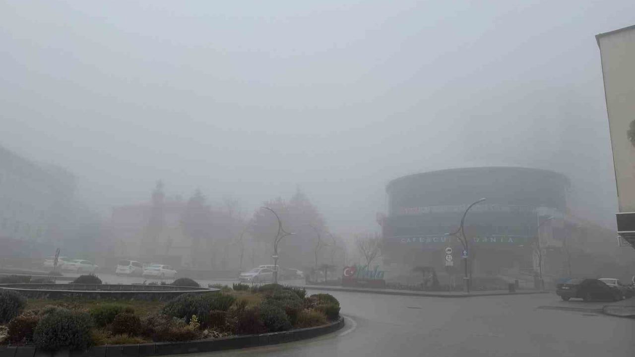 Kulu’da yoğun sis görüşü düşürdü, Dinek Mahalle kavşağında maddi hasarlı kazalar yaşandı