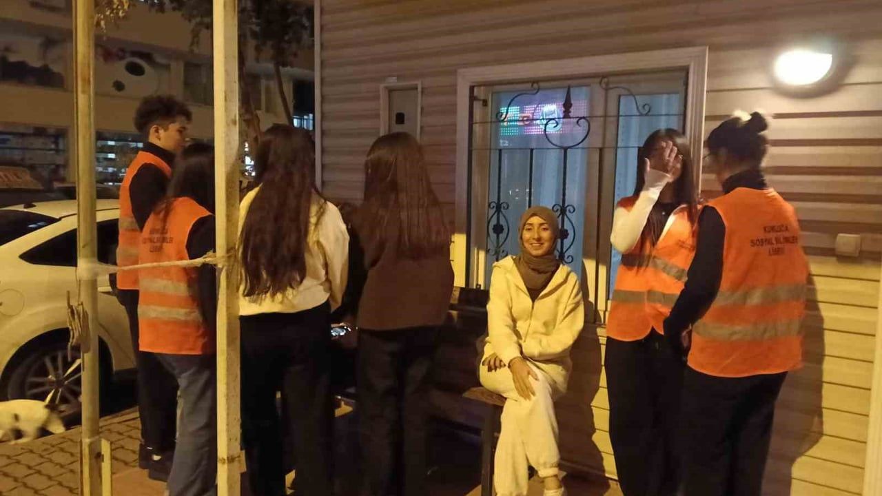 Kumluca'da Sosyal Bilimler Lisesi Öğrencileri 10 Yıldır İhtiyaç Sahiplerine Elbise Yardımı Yapıyor