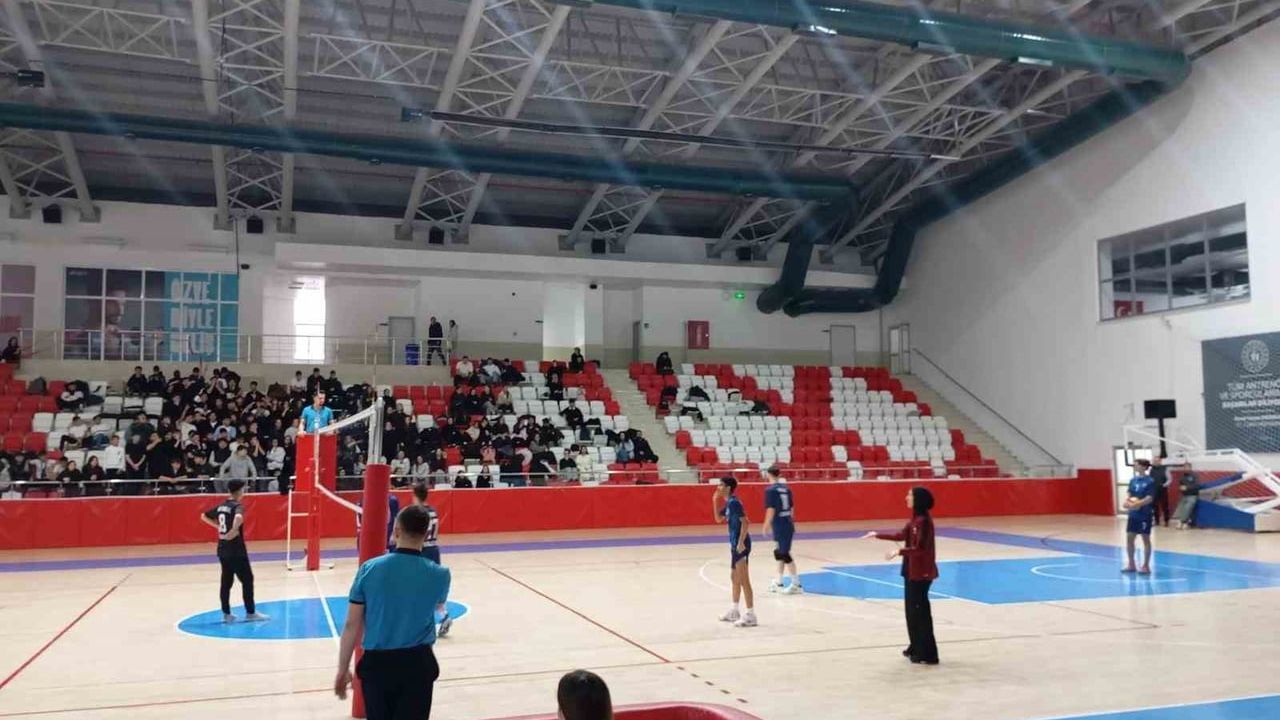 Kumral Abdal Anadolu Lisesi Erkek Voleybol Takımı 10. kez il şampiyonu oldu