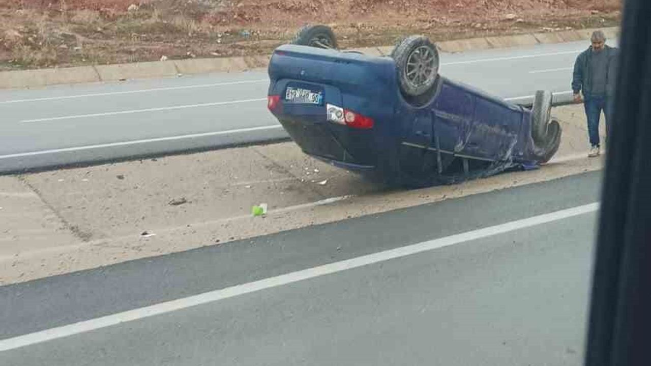 Kurtalan'da otomobil refüje düştü: 2 kişi yaralandı