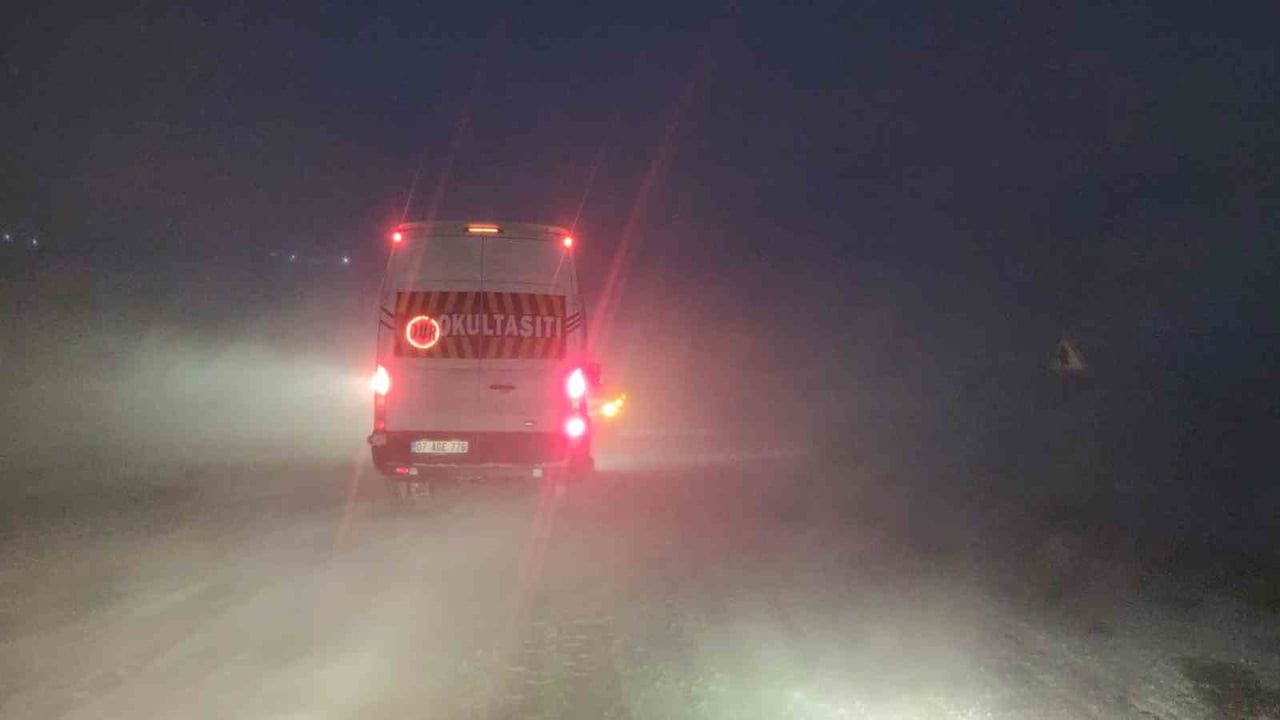 Kurubaş Geçidi'nde tipi ulaşımı aksatıyor: sürücülere kış lastiği ve zincir uyarısı
