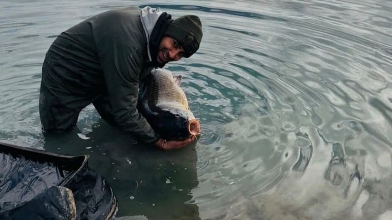KÜSABDER Başkan Yardımcısı Ziya Kara Pelitozu Göleti'nde 21,5 kg sazanı 'Yakala ve Bırak' ile geri bıraktı