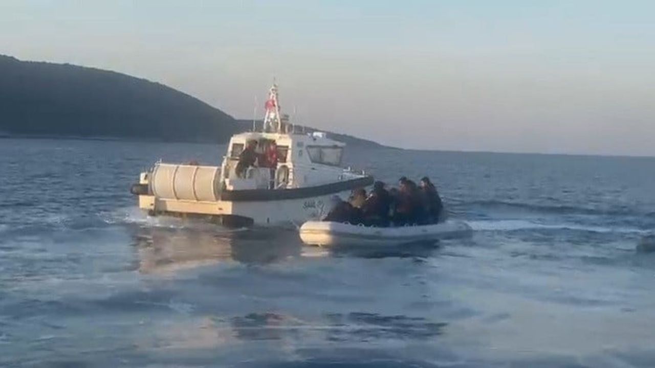 Kuşadası açıklarında 12 düzensiz göçmen ve 1 şüpheli göçmen kaçakçısı yakalandı