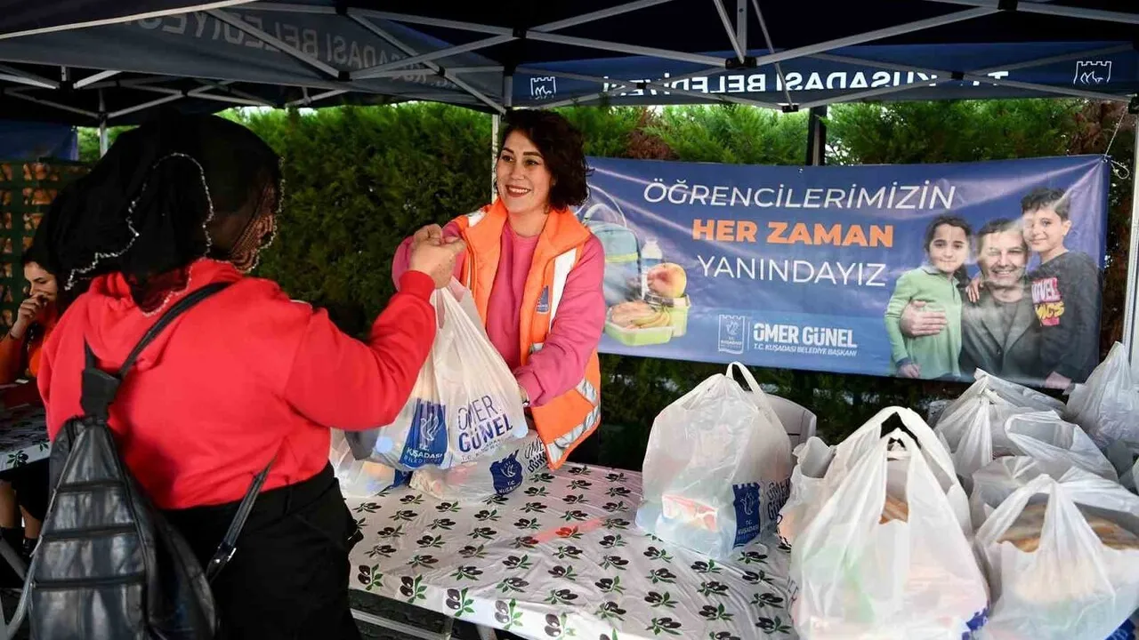 Kuşadası Belediyesi 6-14 yaş öğrenciler için haftalık beslenme çantası desteğini sürdürüyor