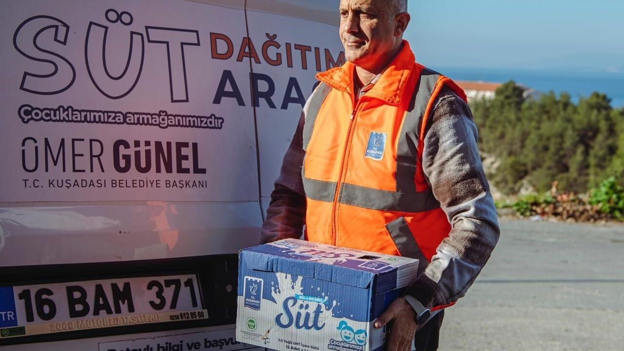 Kuşadası Belediyesi düzenli süt dağıtımını sürdürüyor