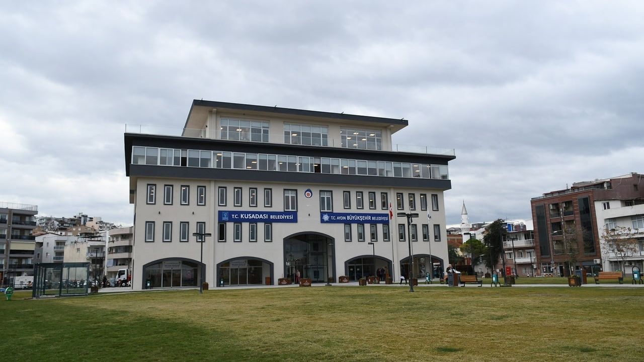 Kuşadası Belediyesi: İki personelin iş akitleri feshedildi, hukuki süreç başlatılacak