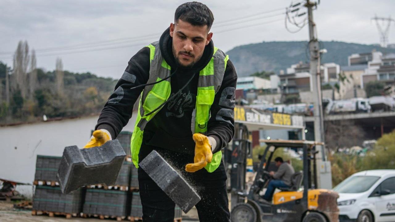 Kuşadası Belediyesi İkiçeşmelik Mahallesi’nde 2 bin 500 m² kilit parke yol yapıyor