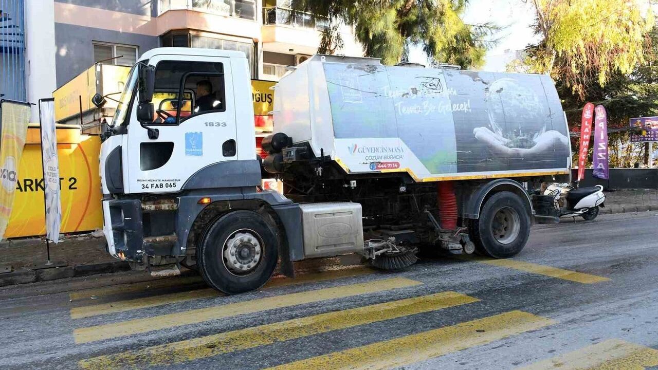 Kuşadası Belediyesi, Kadınlar Denizi Mahallesi'nde detaylı temizlik çalışması gerçekleştirdi