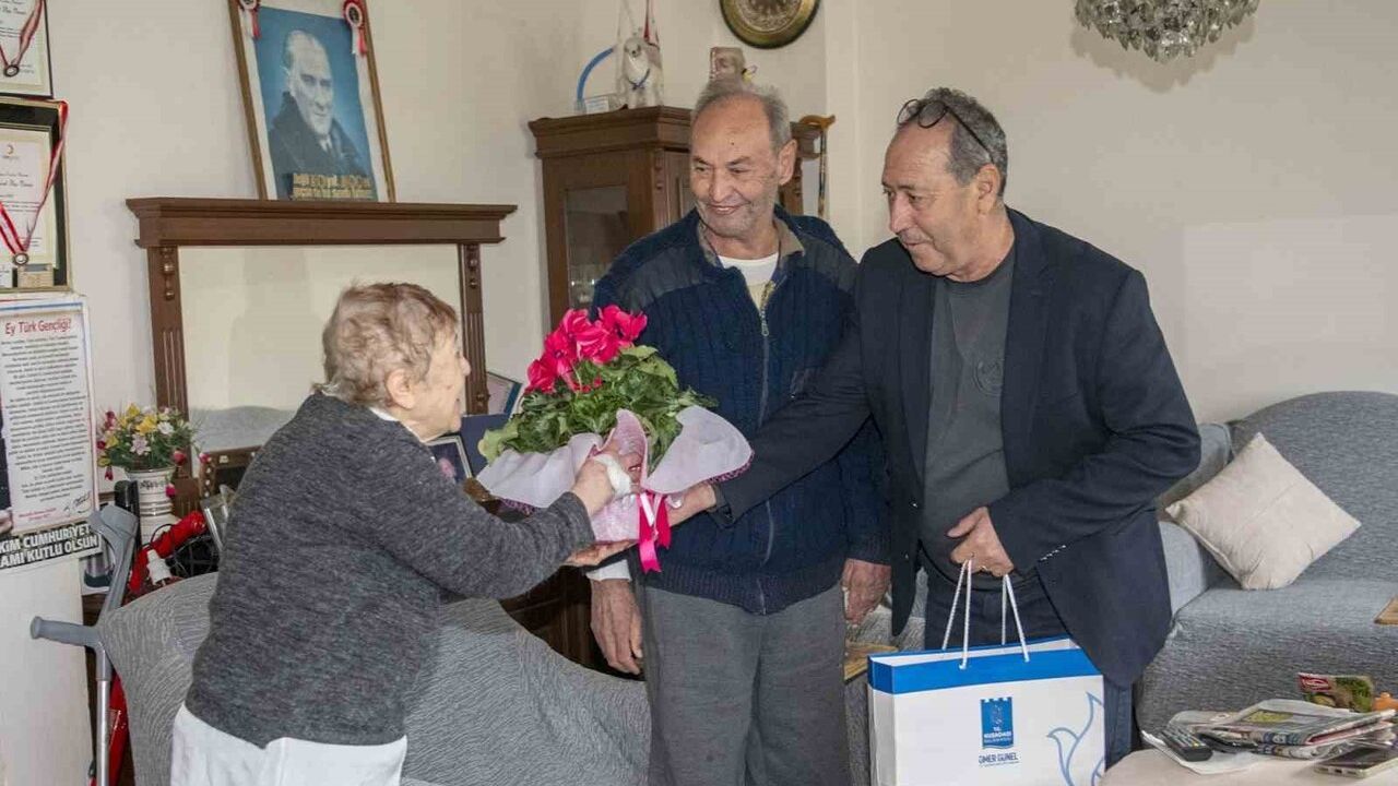 Kuşadası Belediyesi'nden 80 yaşındaki Osman Çağıl'a evinde anlamlı ziyaret