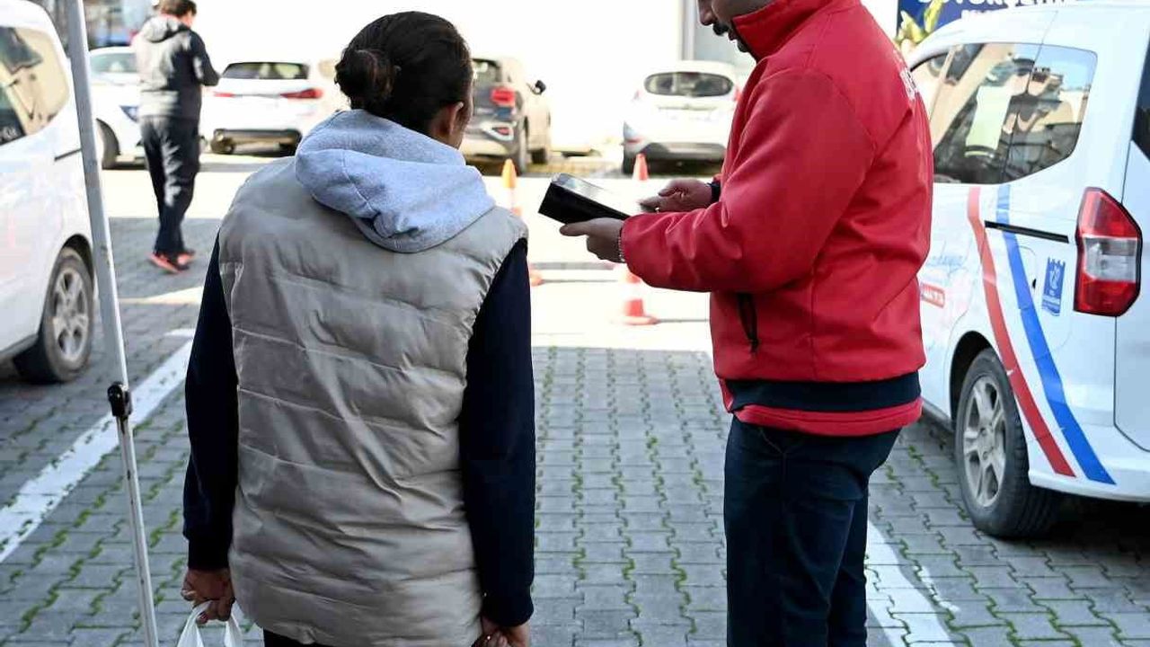 Kuşadası Belediyesi’nin beslenme çantası desteğine velilerden tam not