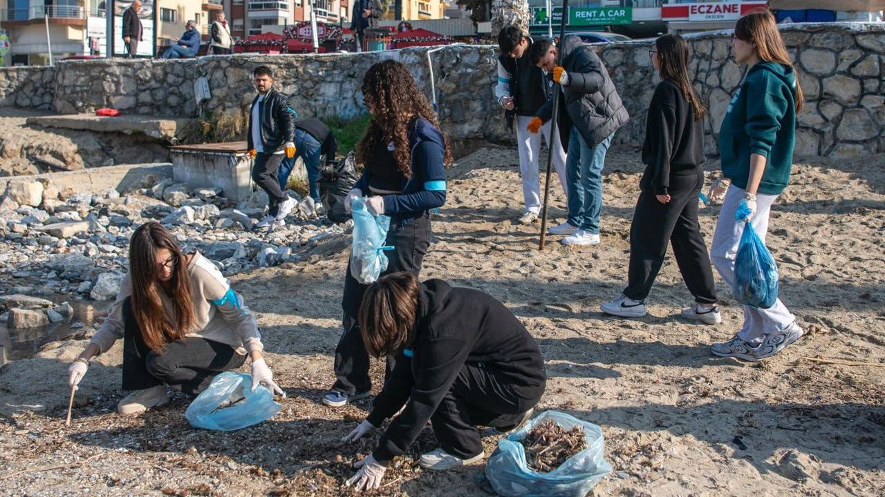 Kuşadası'nda Söke Bağarası Hürriyet Ortaokulu Öğrencilerinden Kıyı Temizliği