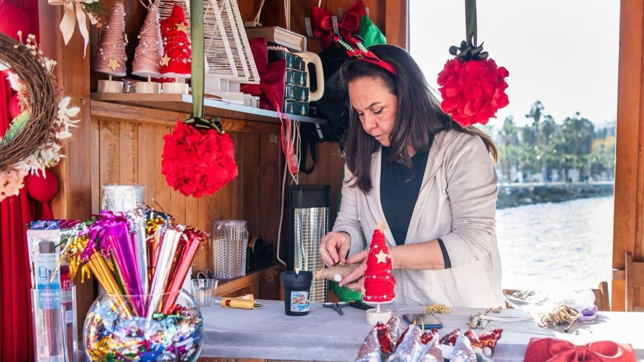 Kuşadası'nda yeni yıl hazırlığı: El Heykeli önünde kurulan yılbaşı pazarı