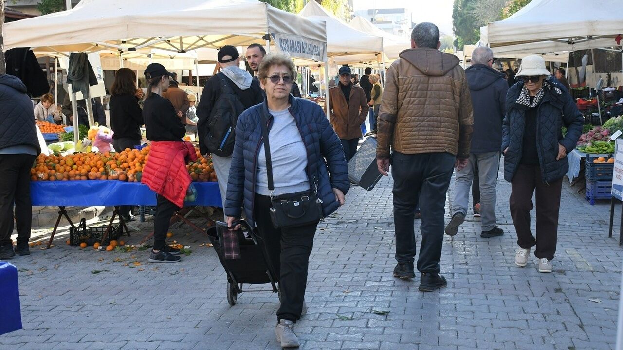 Kuşadası'nda Yerel Üretici Sergisi kış sebze ve meyvelerle doldu