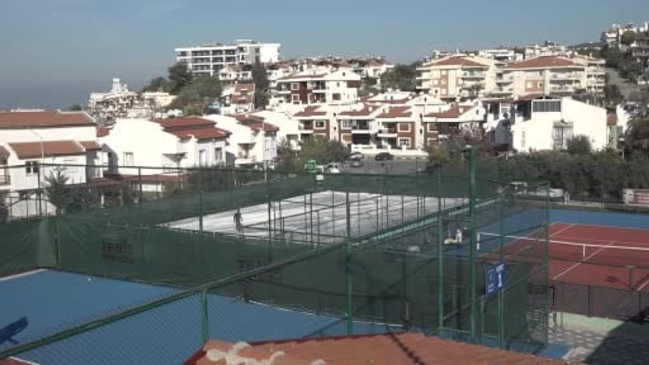 Kuşadası Tenis Kulübü’nde 4 numaralı kort 'balon kort' sistemine kavuştu