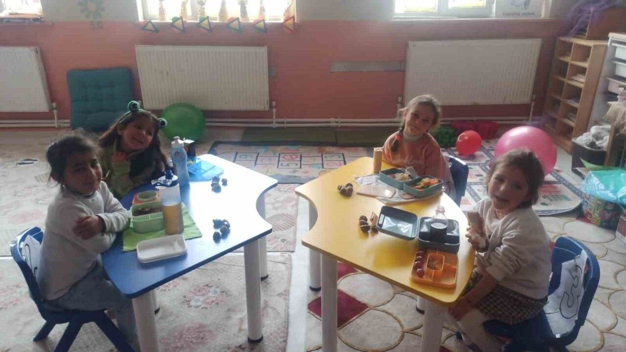 Kuşburnu İlkokulu'nda Öğretmen Güler Atagün'den Öğrencilere Kestane Sürprizi