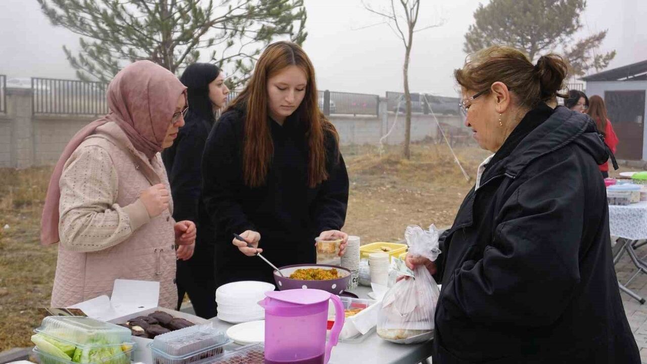 Kütahya Abdülhamid Han Anadolu Lisesi Gazze için Hayır Çarşısı Düzenledi