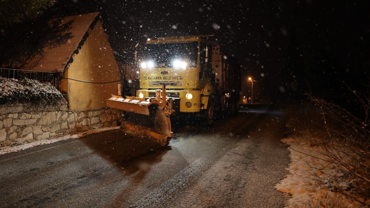 Kütahya Belediyesi kış mesaisine başladı: Tuzlama ve yol açma çalışmaları sürüyor