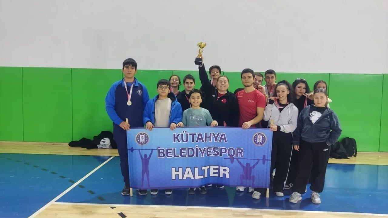 Kütahya Belediyespor, Ege Kupası Halter Şampiyonası'nda takım halinde üçüncü oldu