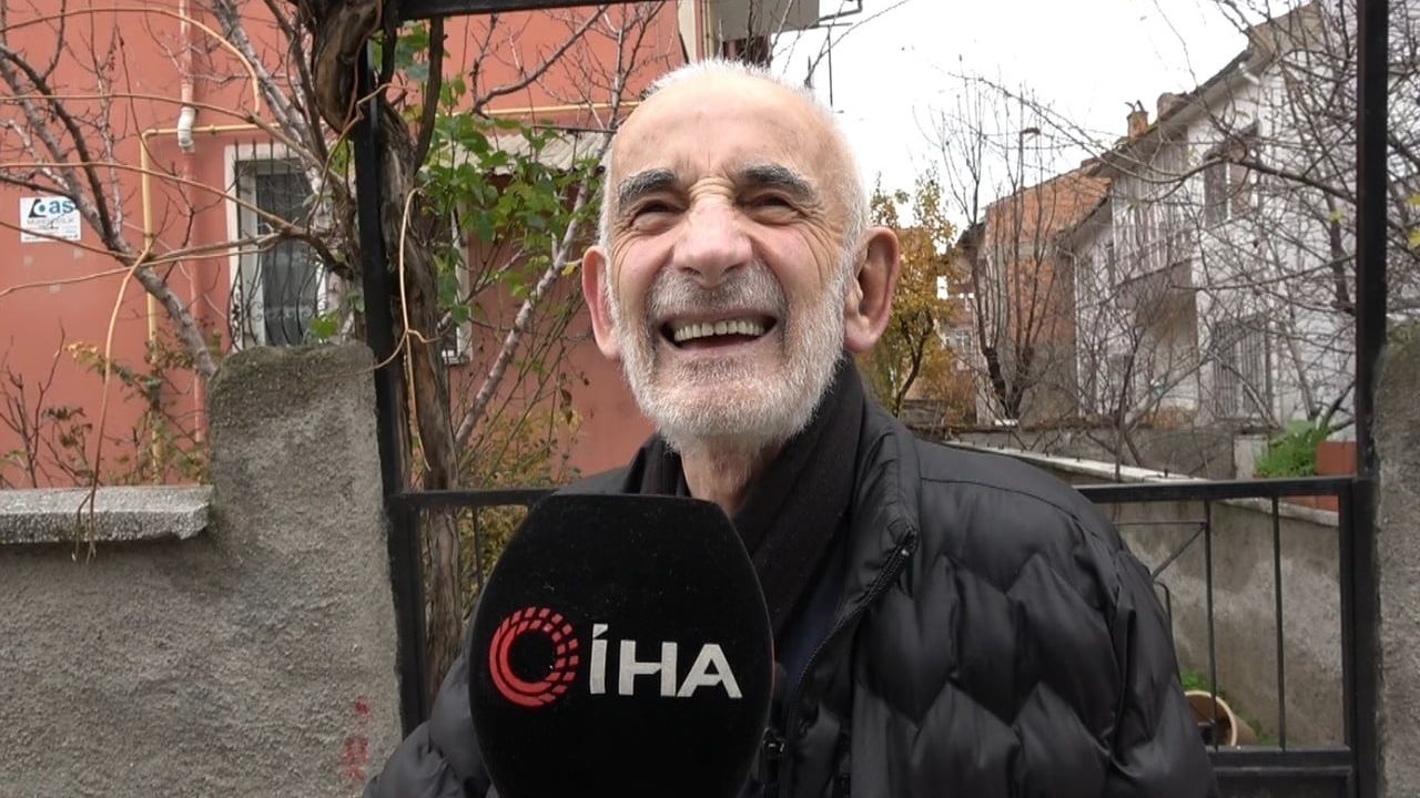 Kütahya'da 83 yaşındaki Abdullah Kulluk mahallesinin gönüllü temizlikçisi oldu