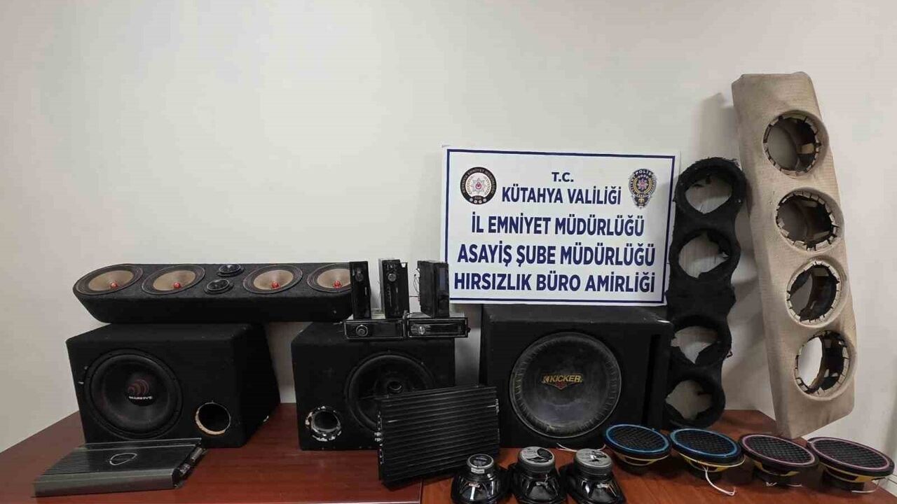 Kütahya'da araçlardan ses sistemi hırsızlığı: İki şüpheli yakalandı