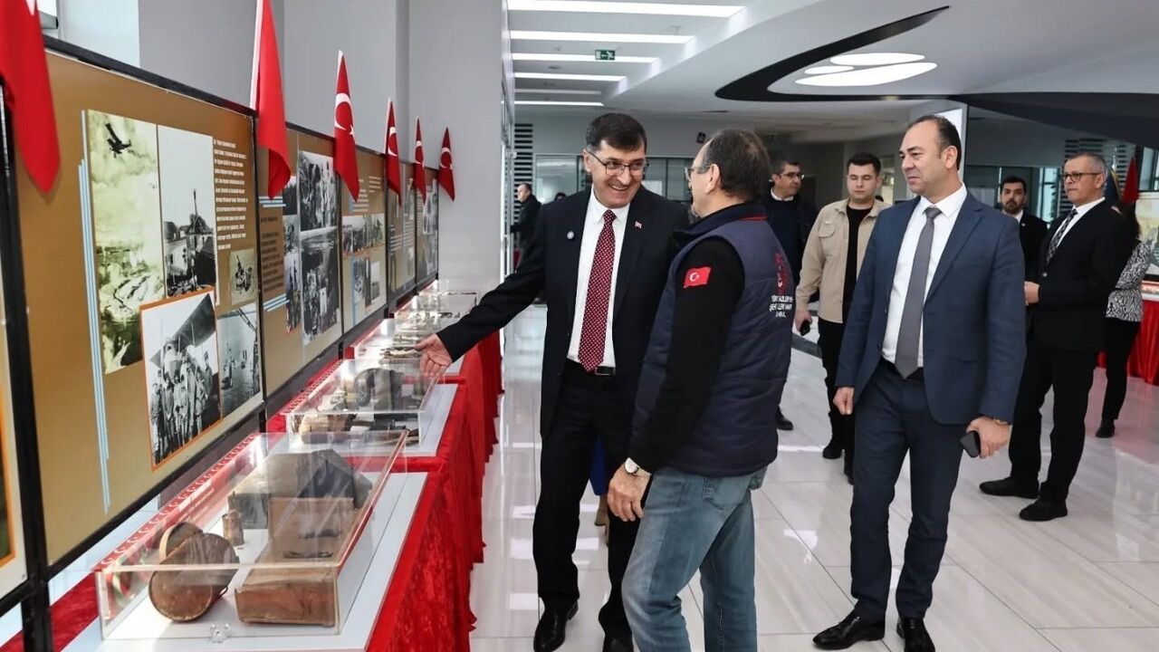 Kütahya'da 'Çanakkale Ruhu ile Geçmişe Yolculuk' Sergisini Başkan Eyüp Kahveci Ziyaret Etti
