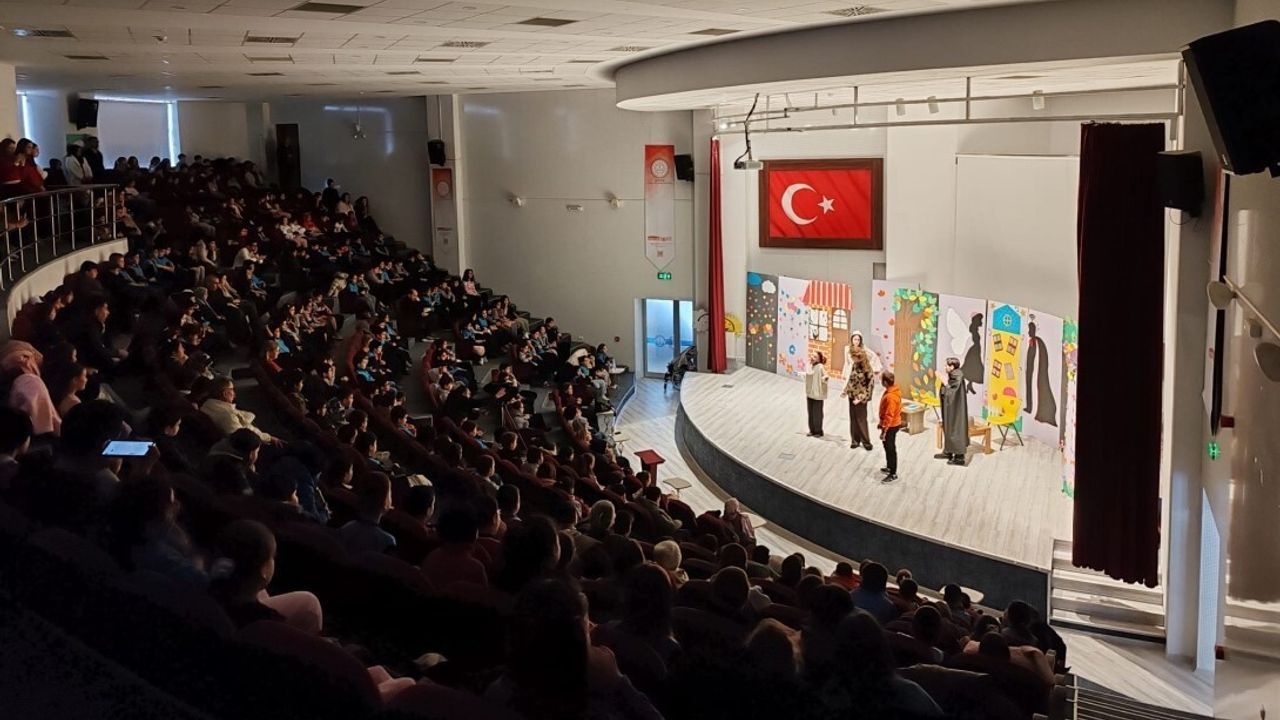 Kütahya'da 'Çekmez Köy' Tiyatrosu: Minik Öğrencilerle Teknoloji Bağımlılığı Üzerine Gösteri