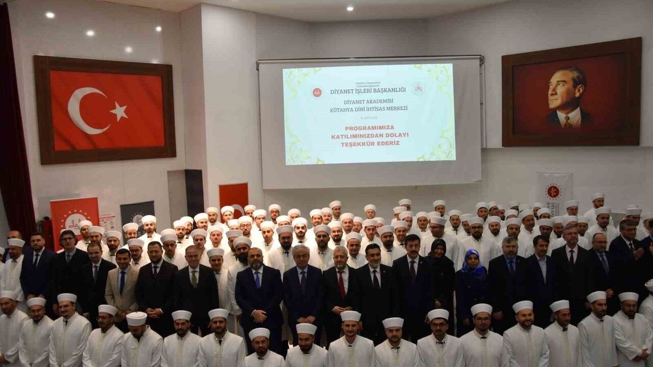 Kütahya'da Diyanet Akademisi 3. Dönem Aday Din Görevlileri Mezuniyet Töreni