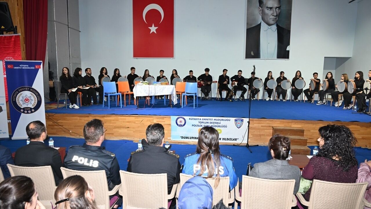 Kütahya'da 'Dumlupınar’da Parlayan Yıldızlar' kursiyerleri drama ve müzik gösterisi sundu