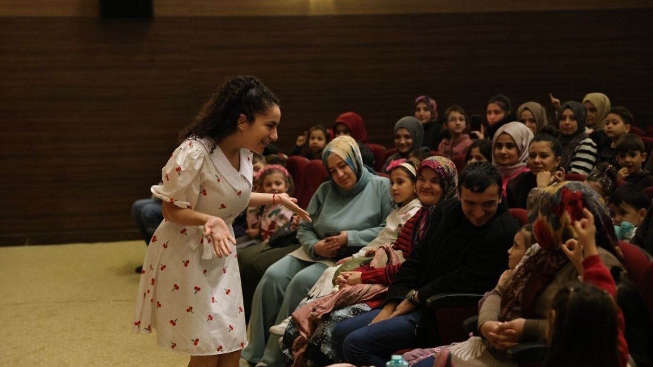 Kütahya'da Ecem ile Çilek vantrolog gösterisi çocuklarla buluştu