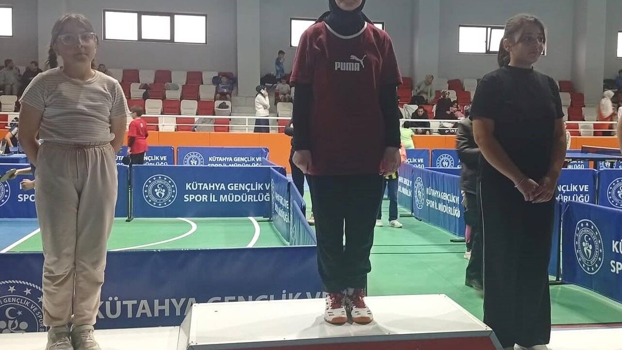 Kütahya’da Kadına Karşı Şiddeti Önleme Masa Tenisi Turnuvasında Akşemsettin Kız AİHL’den İl Dereceleri