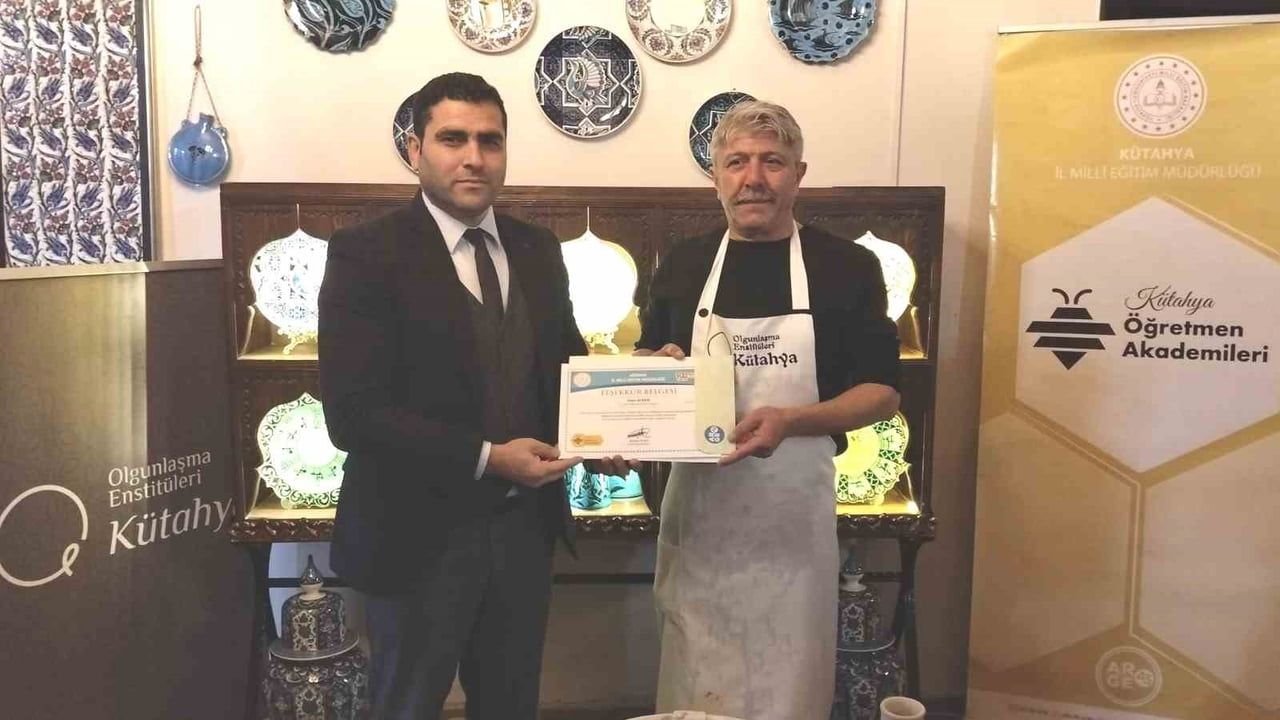 Kütahya’da 'Kütahya’nın Kadim Kültürü: Çinicilik' etkinliğinde öğretmenlere uygulamalı atölye ve söyleşi