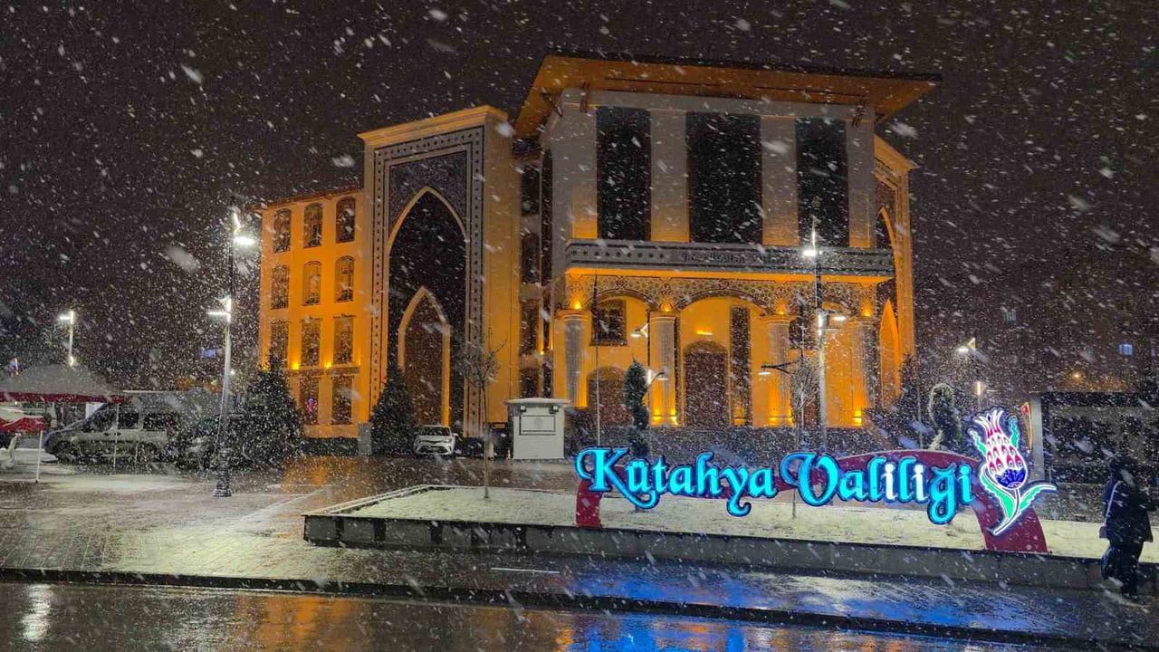 Kütahya’da mevsimin ilk karı: Zafer Meydanı kartpostallık görüntüler sundu