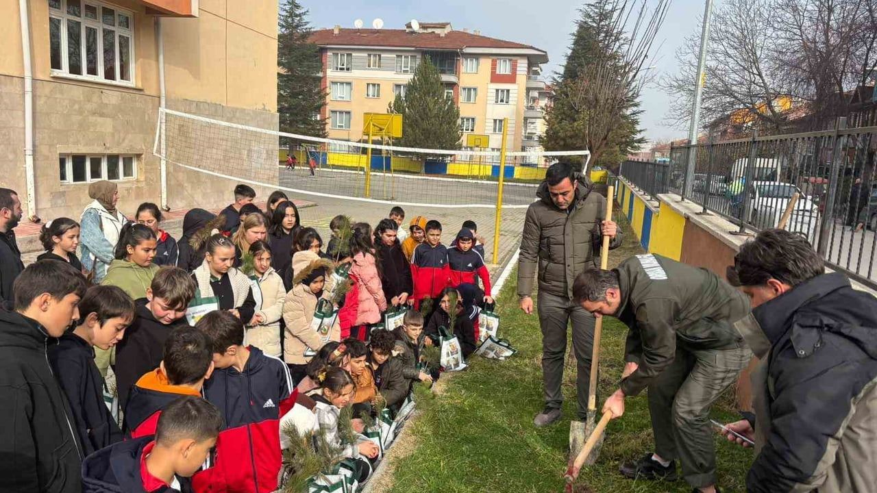 Kütahya'da Öğrenciler 50 Fidanı 'Yeşil Vatan Benim Okulum-Geleceğe Çare' Projesiyle Toprakla Buluşturdu