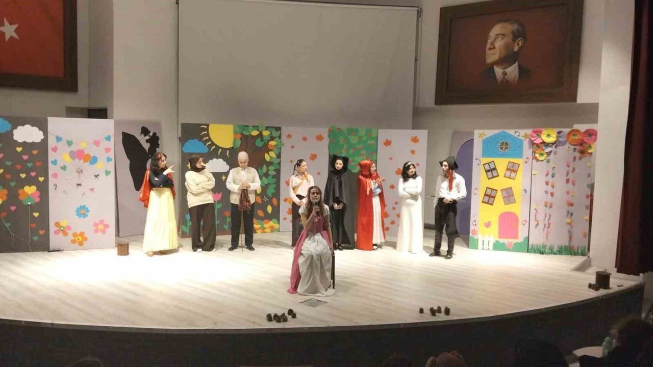 Kütahya'da 'Ormanın Şifresi' çocuk tiyatrosu öğrencilerle buluştu